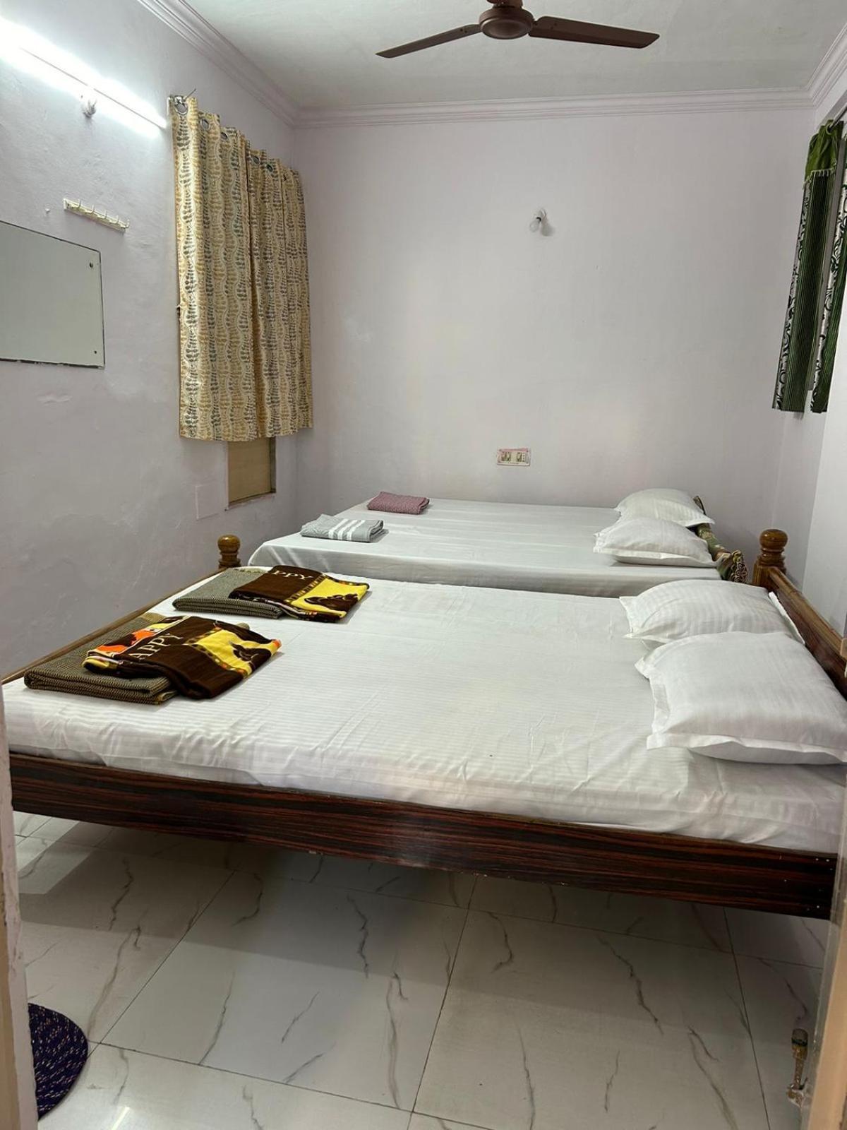 Vasavi Nivas Hotel Tirupati Bagian luar foto