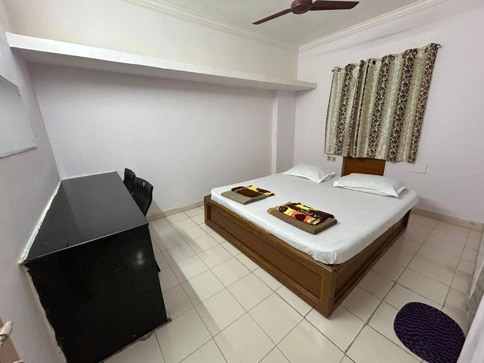 Vasavi Nivas Hotel Tirupati Bagian luar foto