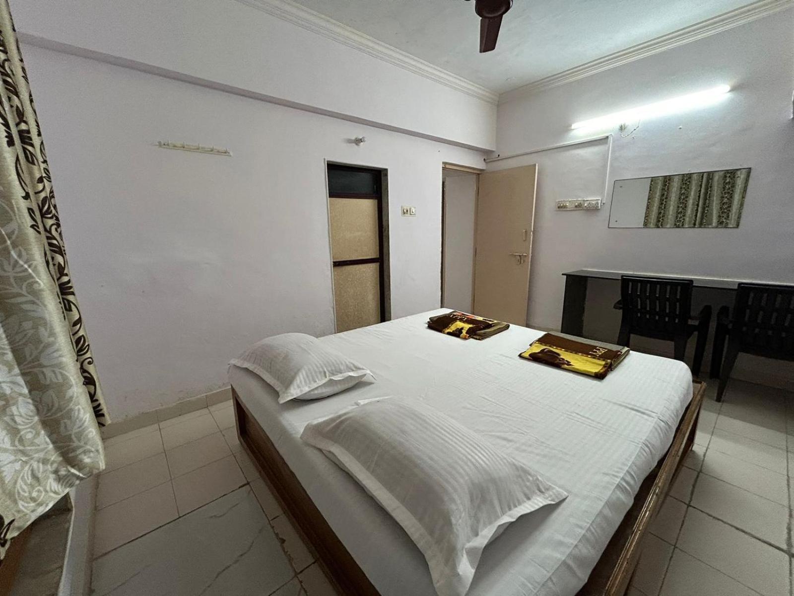 Vasavi Nivas Hotel Tirupati Bagian luar foto